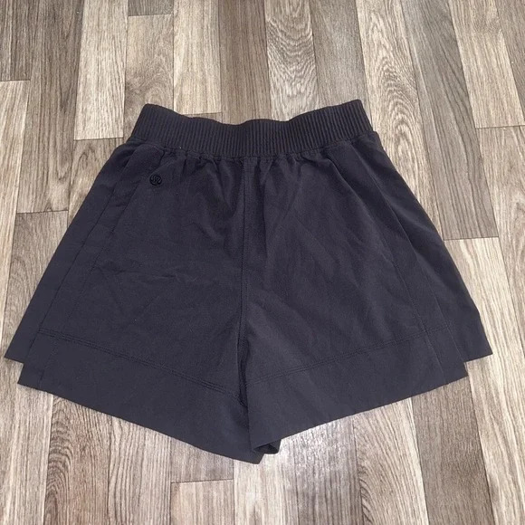 Lululemon Stretch Woven Relaxed-Fit High-Rise Short 4" - Picture 2 of 4